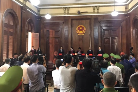 Báo chí tác nghiệp tại phiên xét xử Nguyễn Thành Tài và các đồng phạm.