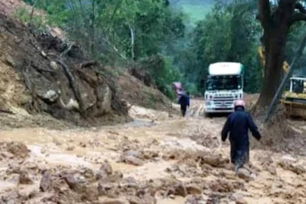 Bùn đất tràn xuống km 108+800 gây ách tắc trên quốc lộ 279.