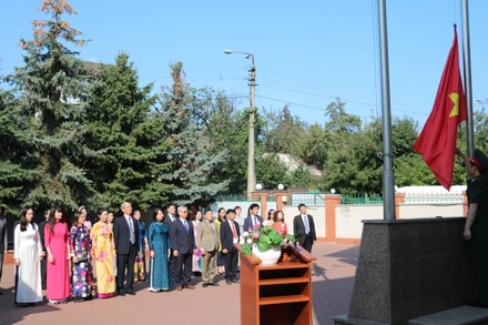 Các đại biểu thực hiện nghi thức chào cờ trong buổi lễ.