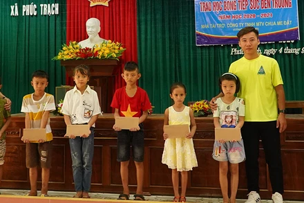 Oxalis tặng học bổng cho học sinh nghèo vượt khó huyện Bố Trạch.