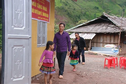 Anh Giàng A Chu - Nậm Thà Là - Xã Pa Tần, huyện Nậm Pồ, tỉnh Điện Biên đang bước vào căn nhà mới.