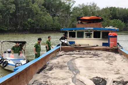 Lực lượng công an bắt giữ sà lan chứa đầy cát.