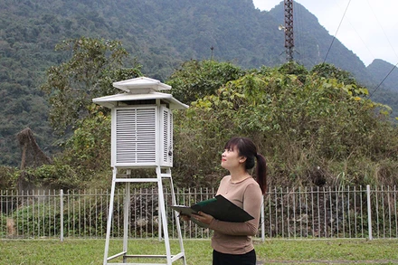 Quan trắc viên tại trạm Hồi Xuân, Thanh Hóa (Ảnh: KTTV).