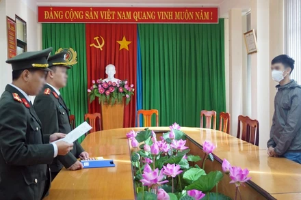 Cơ quan chức năng tống đạt quyết định xử phạt vi phạm hành chính với T.V.N.