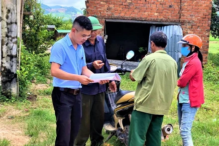 Cán bộ Sở LĐ, TB và XH tỉnh Đắk Lắk kiểm tra, xác minh các trường hợp có hoàn cảnh khó khăn ở thôn 6B, xã Cư Elang nhưng không được nhận tiền hỗ trợ Covid-19.