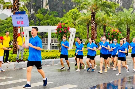 Các đội đại diện các địa phương. lực lượng vũ trang, doanh nghiệp tham gia giải chạy việt dã.