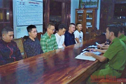 Các đối tượng hoạt động ‘tín dụng đen” tại cơ quan công an.