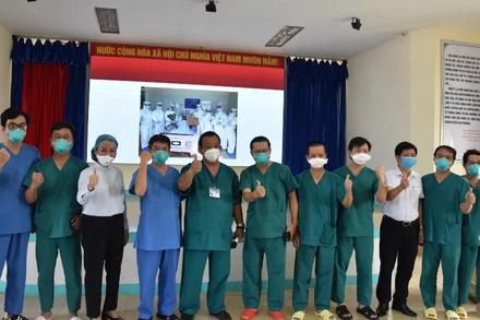 Các bác sĩ đội phản ứng nhanh Bệnh viện Chợ Rẫy tại Bệnh viện Phổi Đà Nẵng.