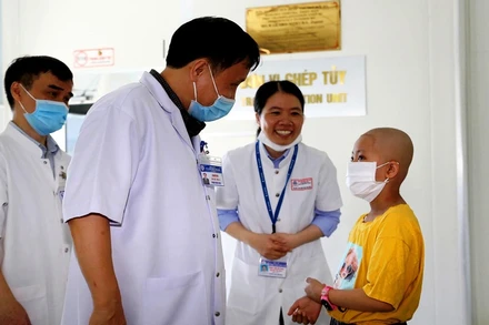 Các bác sĩ Bệnh viện T.Ư Huế thăm khám mỗi ngày trước khi lên phác đồ ghép tủy cho bệnh nhi.