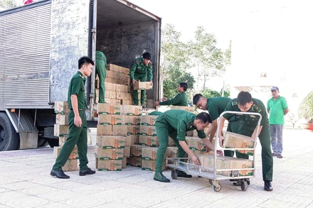 BĐBP tỉnh Sóc Trăng tổ chức tiếp nhận 1.500 thùng nước uống dinh dưỡng.