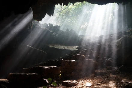 Những tia năng sớm soi rọi làm tăng sự huyền ảo ở động Thiên Hà.