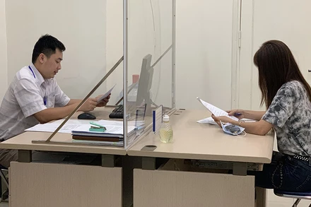 Thanh tra Sở Thông tin và Truyền thông Hà Nội làm việc với chủ tài khoản đăng thông tin sai sự thật. Ảnh: Nam Hào