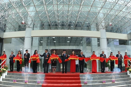 Cắt băng khánh thành công trình Bệnh viện đa khoa tỉnh Sơn la 550 gường bệnh. 