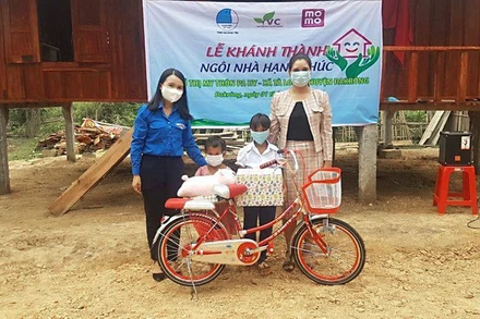 Khánh thành công trình "Ngôi nhà hạnh phúc" trong khuôn khổ Dự án "Sức mạnh 2.000" tặng em Hồ Thị My, học sinh dân tộc Bru Vân Kiều, lớp 3A Trường Tiểu học Tà Long (thôn Pa Hy, xã Tà Long, huyện Đa Krông, tỉnh Quảng Trị).