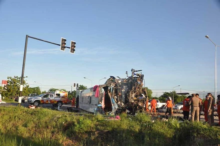 Chiếc xe khách chở 47 tình nguyện viên y tế bị lật nhào sau khi va chạm với một chiếc xe tải ở tình Nakhon Ratchasima-Thái Lan. Ảnh: Bangkok Post