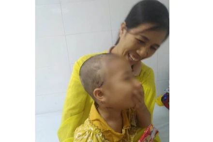 Người thân chăm sóc trẻ sau can thiệp y tế.