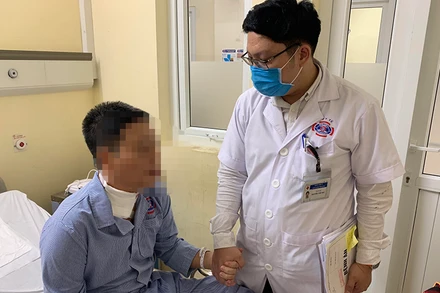 Người bệnh phục hồi sau ca phẫu thuật phức tạp.