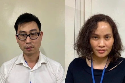 Bị can Phạm Đức Tuấn (nam áo trắng) và bị can Ngô Thị Thu Huyền (nữ áo xanh đen) (Ảnh: Bộ Công an).