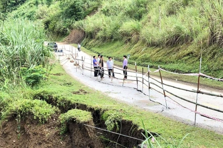 Sạt lở tạo thành hàm ếch, nguy cơ làm “đứt” toàn bộ nền và mặt đường trên tuyến tỉnh lộ 258. (Ảnh: LÂM HIỂU)