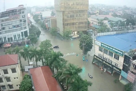 Đường Hoàng Văn Thụ ở trung tâm TP Thái Nguyên bị ngập úng, các phương tiện đi lại khó khăn.