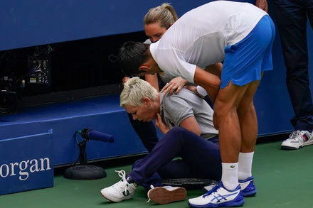 Djokovic đánh bóng trúng cổ họng một trọng tài. (Ảnh: USTA)