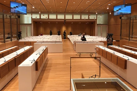 An ninh được thắt chặt bên trong và ngoài nơi ra phiên tòa. Ảnh: Aude Bariéty - Le Figaro.