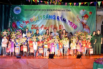 Đêm hội trăng rằm thắp sáng ước mơ trẻ em dân tộc Chứt