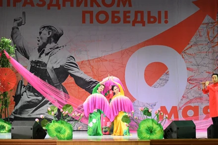 Tiết mục “Sen” do nghệ sĩ Đoàn VHNT sáng tác và biểu diễn nhận được sự cổ vũ nhiệt tình của khán giả. Ảnh: TRỌNG HẢI.