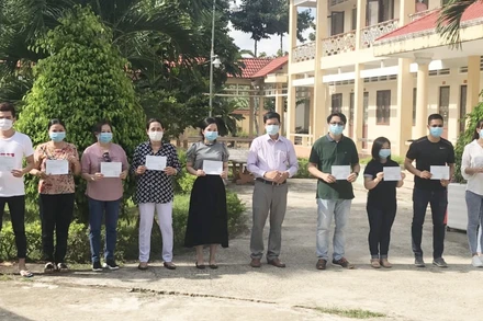 Trao giấy chứng nhận hoàn thành cách ly ngày 4-9.