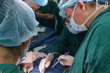 Các bác sĩ mổ cấp cứu cho bệnh nhi.