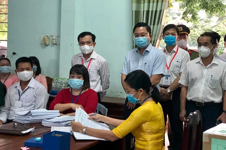 Đoàn công tác của Bộ Giáo dục và Đào tạo kiểm tra công tác thi tại Quảng Nam.