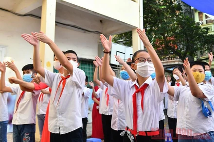 Nghi thức chào cờ “đặc biệt” tại lễ khai giảng năm học 2020-2021 tại trường PTCS Xã Đàn, những học sinh không thể nghe, nói bình thường cất cao giai điệu Quốc ca hào hùng bằng ngôn ngữ ký hiệu. 