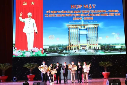 Lãnh đạo tỉnh Bình Dương trao tặng Huy hiệu Đảng cho đảng viên. 