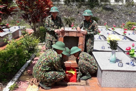 Đội Quy tập mộ liệt sĩ Quân đoàn 3 tiến hành an táng hài cốt.