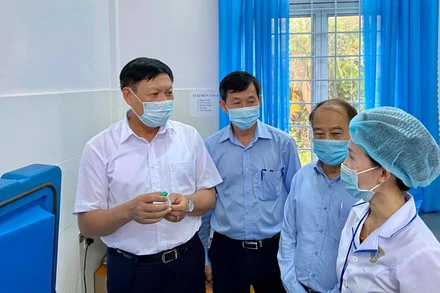 Thứ trưởng Y tế Đỗ Xuân Tuyên kiểm tra công tác tiêm phòng bạch hầu tại Kon Tum.