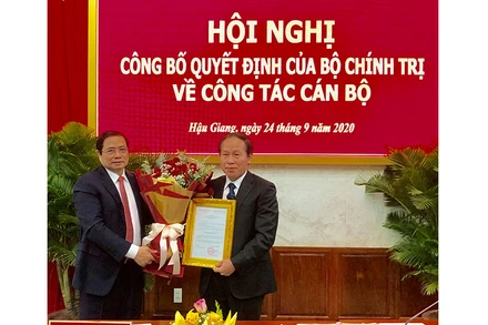 Đồng chí Phạm Minh Chính trao Quyết định cho tân Bí thư Tỉnh ủy Hậu Giang Lê Tiến Châu.