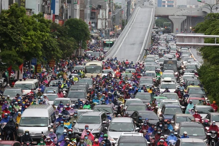 Hà Nội ùn tắc nghiêm trọng trong buổi sáng đầu tiên của năm học mới