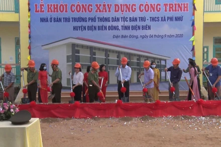 Đại diện lãnh đạo Công an tỉnh, UBND huyện Điện Biên Đông động thổ khởi công xây dựng công trình.