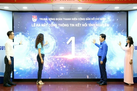 Đại diện các bộ, ngành, đơn vị ấn nút khởi động Cổng thông tin Kết nối tình nguyện. 