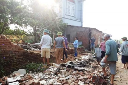 Người dân Tân Yên khắc phục hậu quả do dông lốc gây ra.