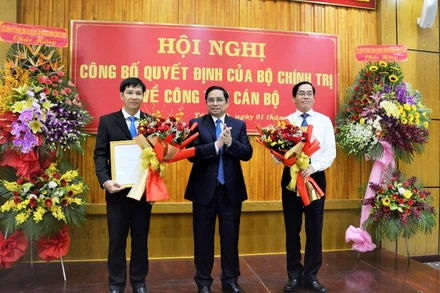 Đồng chí Phạm Minh Chính chúc mừng đồng chí Nguyễn Thành Tâm và nguyên Bí thư Tỉnh ủy Tây Ninh Phạm Viết Thanh, Ủy viên T.Ư Đảng, hiện giữ chức Bí thư Tỉnh ủy Bà Rịa-Vũng Tàu.