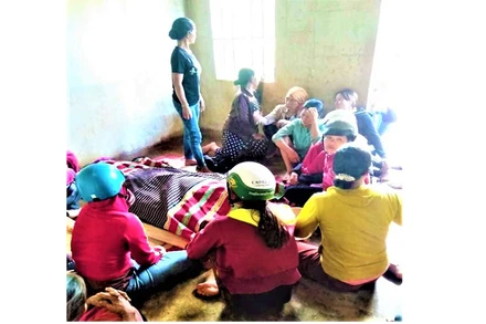 Người dân địa phương đến thăm hỏi và chia sẻ đau buồn với gia đình các nạn nhân.