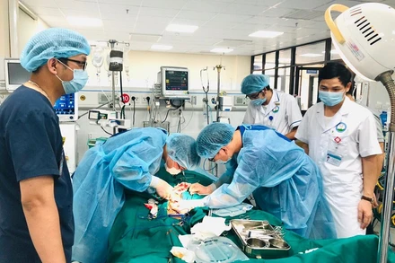 Kíp bác sĩ BV Bạch Mai hỗ trợ đặt ECMO cho BN tại BVĐK tỉnh Hòa Bình.