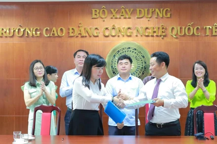Bà Nguyễn Thị Ngọc Xuân, Bí thư Tỉnh Đoàn Bình Dương và ông Nguyễn Khánh Cường Hiệu trưởng Trường Cao đẳng Công nghệ Quốc tế LIlAMA2 ký thỏa thuận hợp tác
