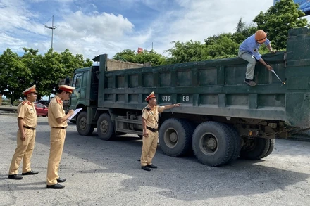 Cán bộ, chiến sĩ Phòng CSGT chỉ đạo xử lý cắt bỏ thành thùng đối với xe vi phạm.