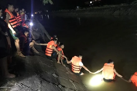 Lực lượng cứu hộ thuộc Trung tâm Huấn luyện Bộ đội biên phòng tìm kiếm nạn nhân.