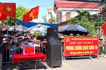 Người dân xã Liên Hồng chờ đợi thời khắc được gỡ bỏ phong tỏa.