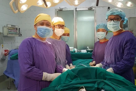 Các bác sĩ thực hiện ca gắp dị vật hy hữu cho bệnh nhân.