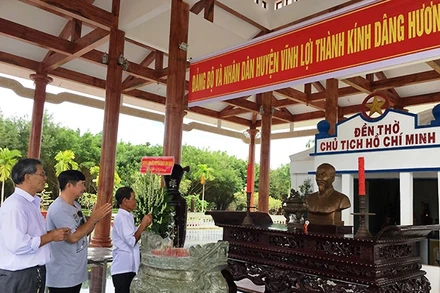 Đền thờ Bác Hồ tại xã Châu Thới, huyện Vĩnh Lợi (Bạc Liêu) được nhiều người dân khắp nơi đến viếng thăm, thắp hương thành kính.