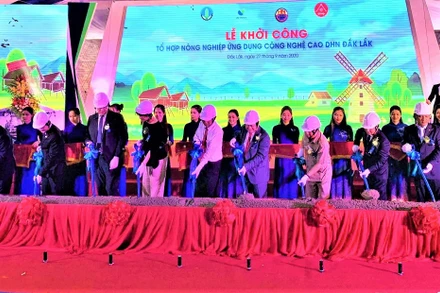Đại diện lãnh đạo các bộ, ngành Trung ương, lãnh đạo tỉnh Đắk Lắk và chủ đầu tư động thổ khởi công dự án “Tổ hợp khu nông nghiệp ứng dụng công nghệ cao Đắk Lắk”.